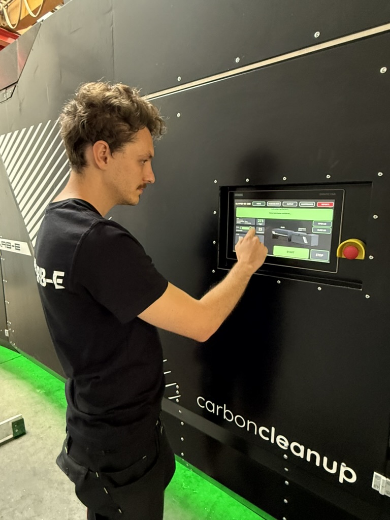 Teammitglied bei der Bedienung des CARB-E-Bedienpanels
