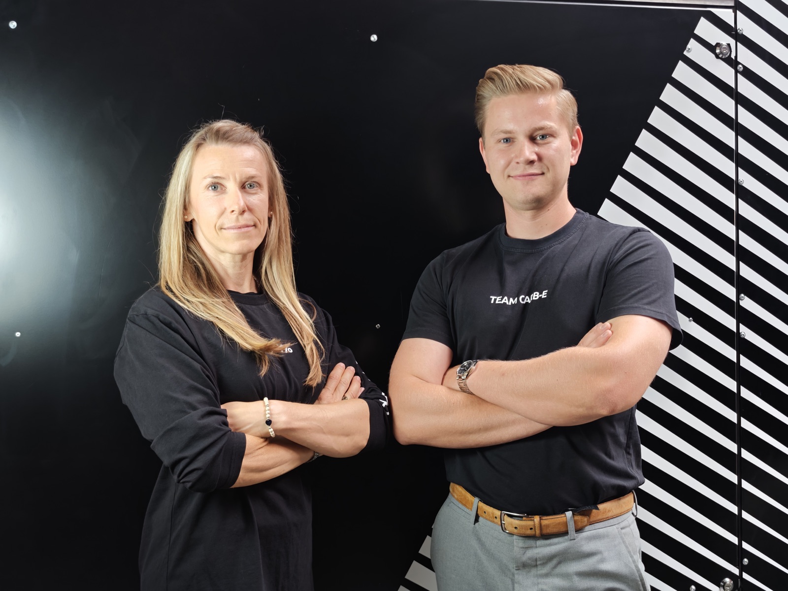 Zwei Mitglieder von Team CARB-E vor der Recyclingmaschine