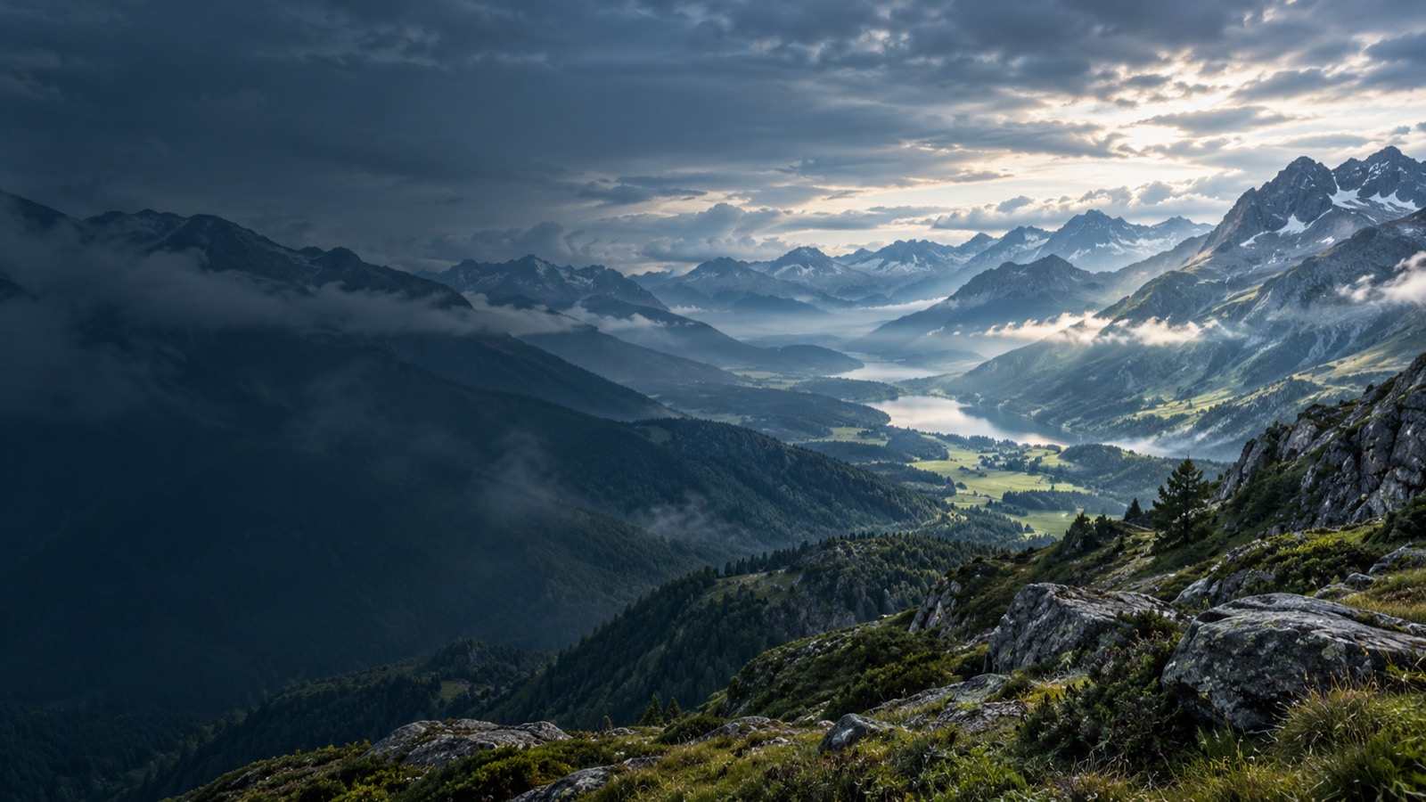 Weites alpines Tal mit Berglandschaft